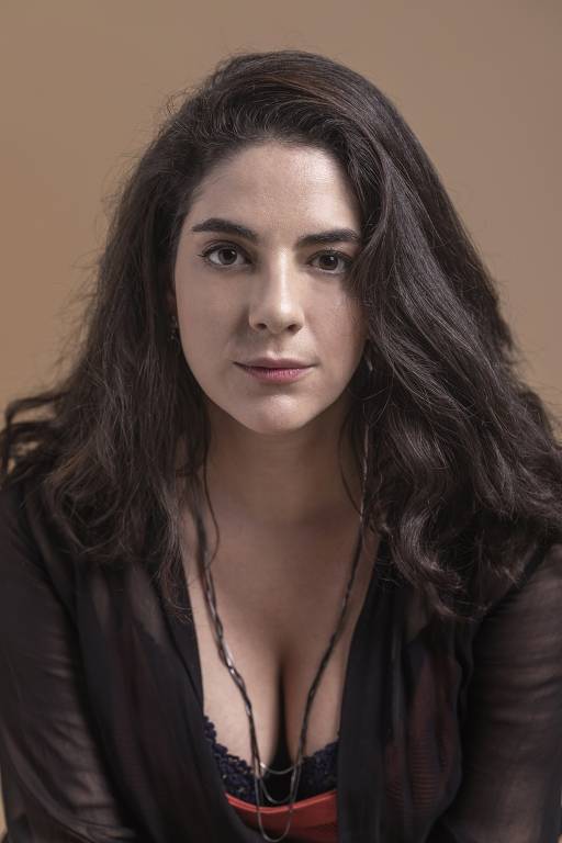 Laura (Martha Nowill)