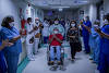 Paciente que recebeu alta é aplaudido pela equipe médica do Instituto de Infectologia Emílio Ribas