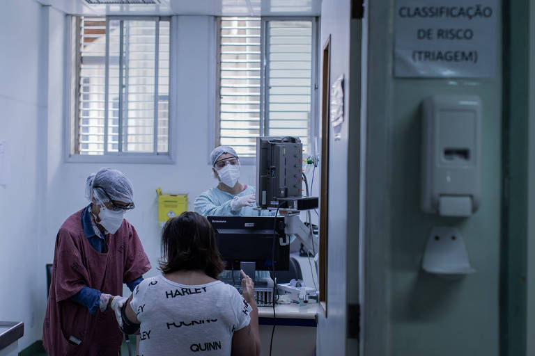 Equipe médica realiza a triagem de pacientes que podem estar infectados pelo coronavírus