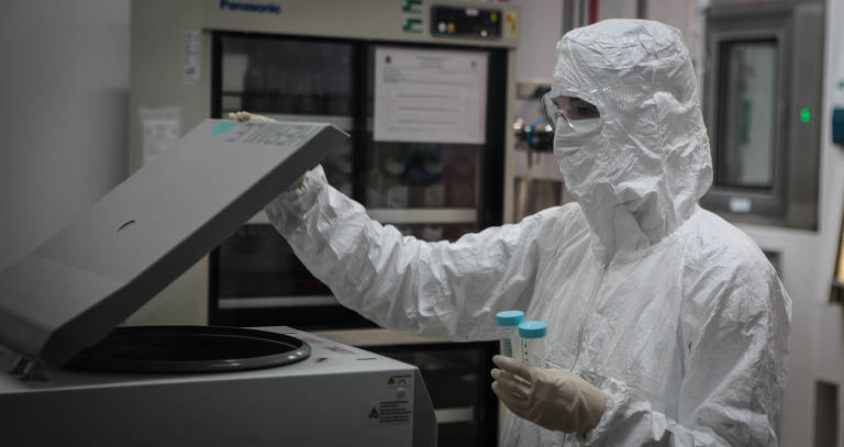 Cientista trabalha em laboratório do Instituto Butantan, em São Paulo