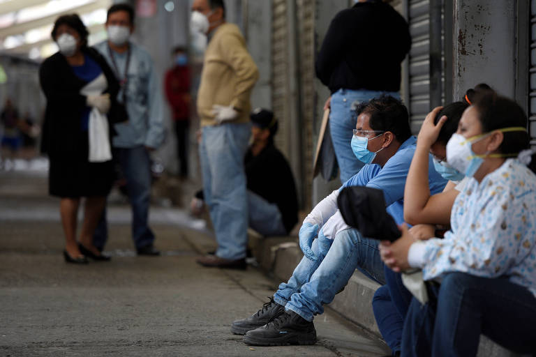 Equatorianos aguardam do lado de fora de uma clínica de saúde em Guayaquil
