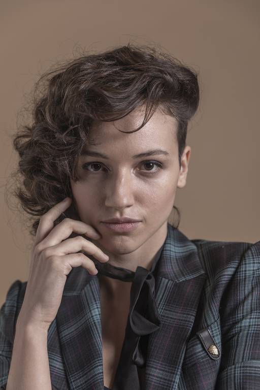 Adriana (Samya Pascotto)