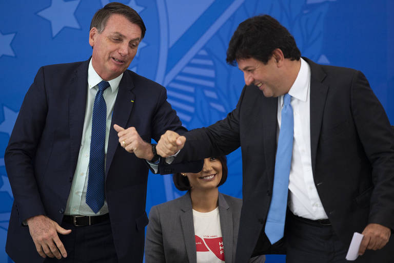 Para evitar contato das mãos, Mandetta cumprimenta Bolsonaro com o cotovelo na despedida do cargo