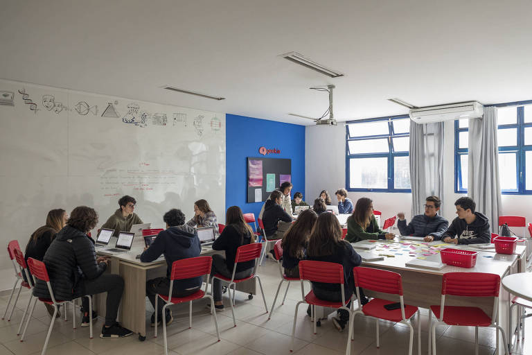 Estudantes usam a plataforma Geekie One desenvolvida para escolas particulares que precisam adotar ensino à distância durante a pandemia 