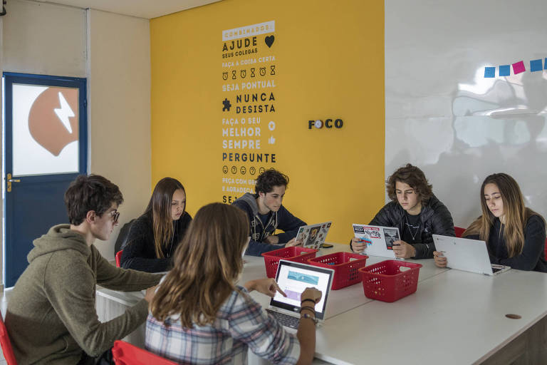 Estudantes usam a plataforma Geekie One desenvolvida para escolas particulares que precisam adotar ensino à distância durante a pandemia 