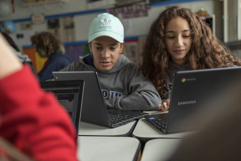 Estudantes usam a plataforma Geekie One desenvolvida para escolas particulares que precisam adotar ensino à distância durante a pandemia 