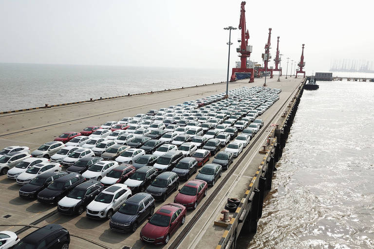 Novos carros aguardam embarque em porto de Xangai