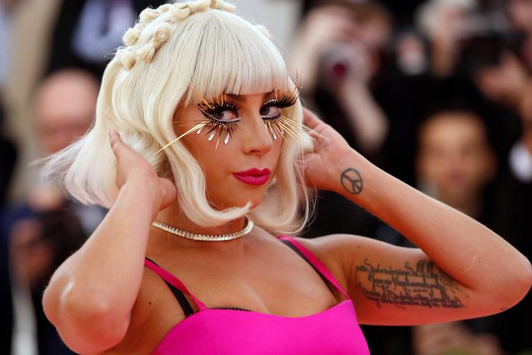 Celebridades lembram looks excêntricos usados no Met Gala em suas redes sociais