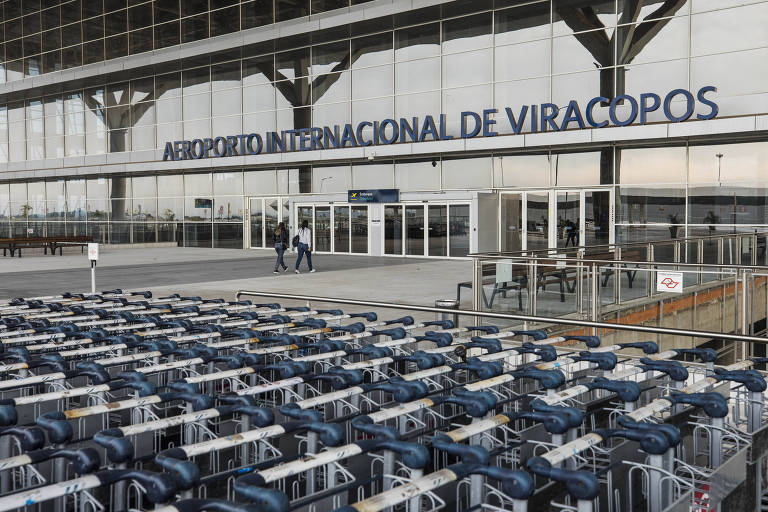 Entrada  para embarque no Aeroporto Internacional de Viracopos; o terminal, que está sob administração da concessionária Aeroportos Brasil desde novembro de 2012, acumula dívidas e está em processo de recuperação judicial