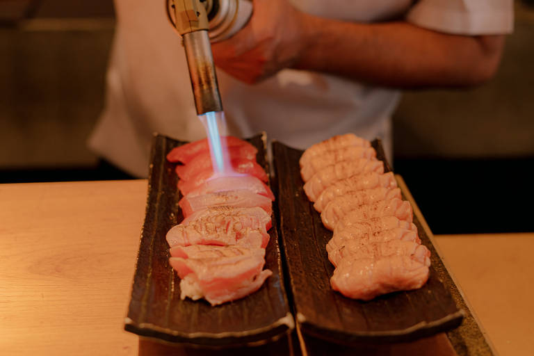 Sushis são maçaricados enquanto Sakamoto centraliza a operação do delivery
