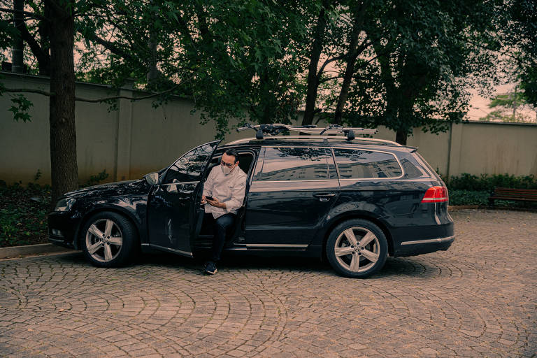 Chegada, de carro, em condomínio em que vai fazer entrega do almoço