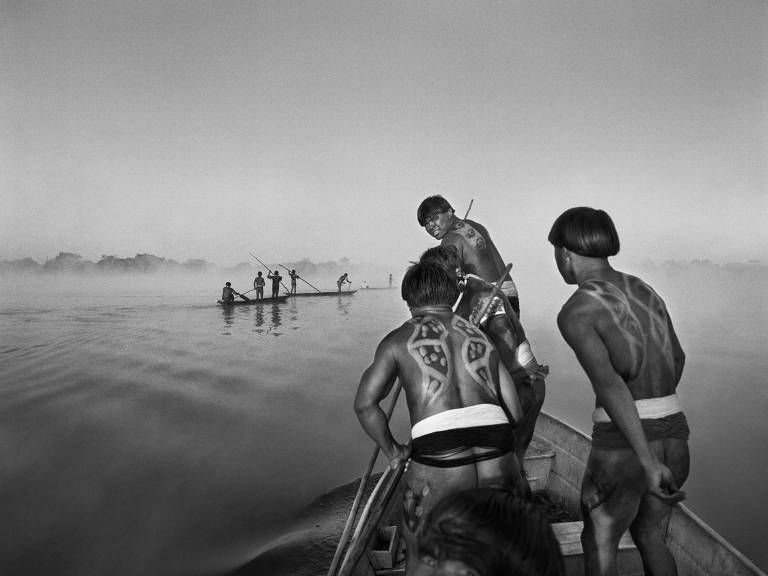 Índios Waurá vão à pesca na lagoa Piyulaga, que dá nome a sua comunidade