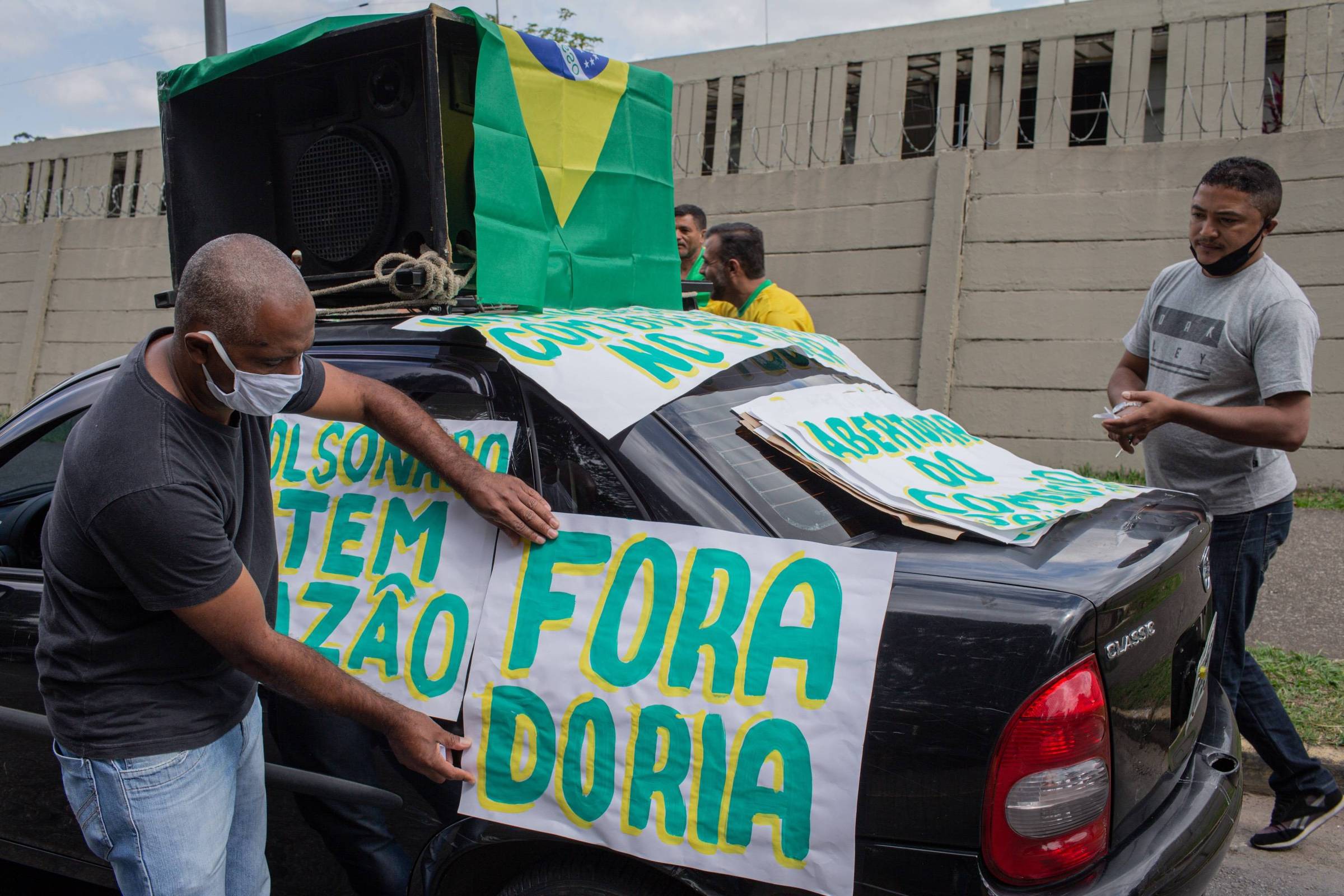 Carreata em SP mira Doria e Maia em meio a pedidos de intervenção militar