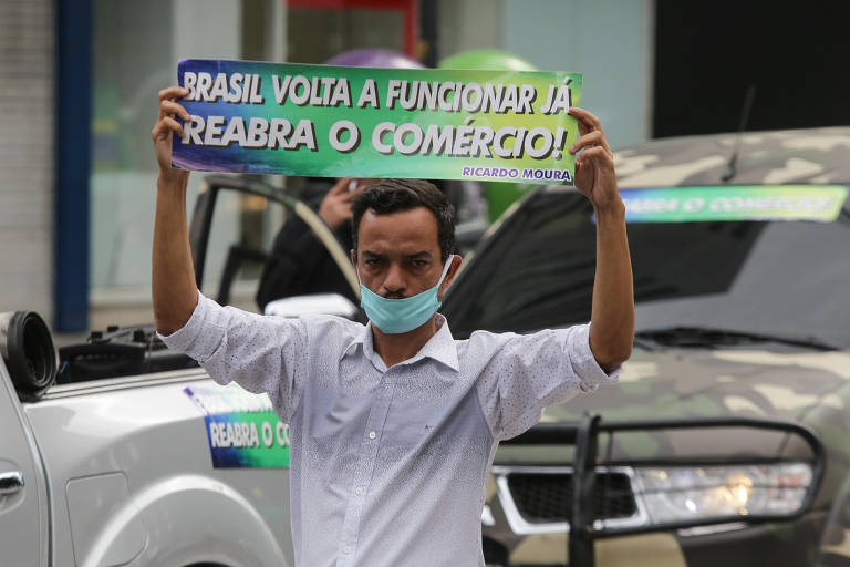 Manifestante exibe cartaz em carreata contra o governador de São Paulo João Doria e a favor do presidente Jair Bolsonaro
