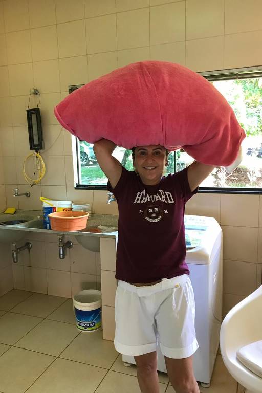 A senadora Kátia Abreu (PP-TO) carrega as roupas sujas para lavar