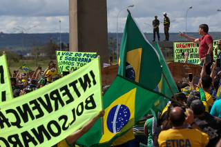 Jair Bolsonaro discursa para apoiadores em frente do quartel-general do Exército