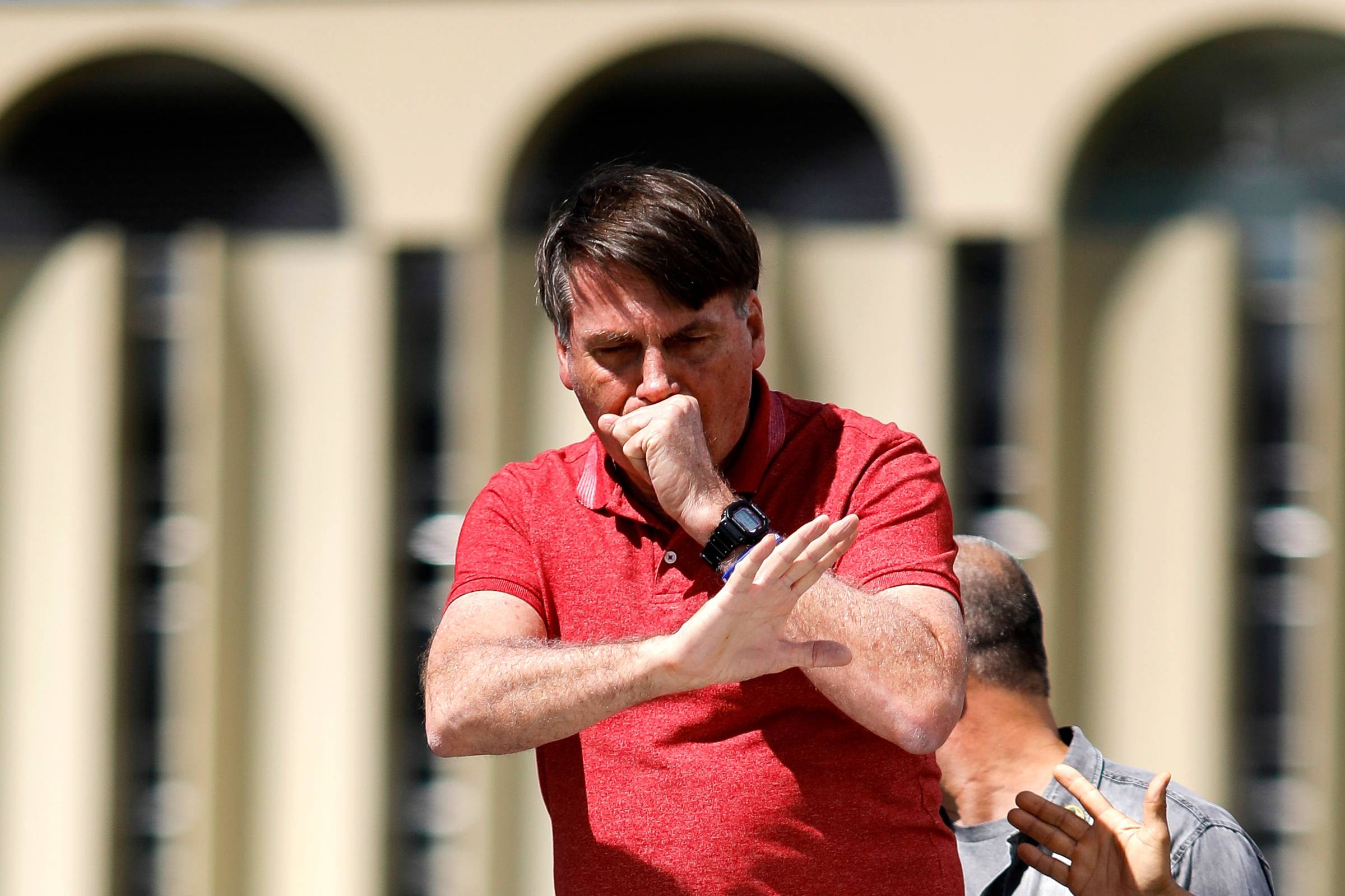 Bolsonaro contraria consenso científico e diz que isolamento foi inútil contra Covid-19