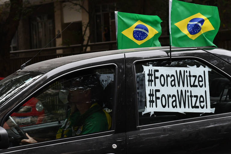 Carretada na tarde deste sábado (18/4) pelas ruas da cidade do Rio de Janeiro para mostrar apoio a Bolsonaro na condução da crise da pandemia do coronavírus e criticar a imprensa, a China e o governador do Estado, Wilson Witzel