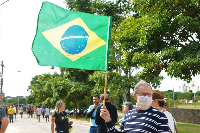 Carreata de empresários defendendo a reabertura do comércio e contra o governador João Doria, em Campinas (SP), neste domingo (19/4)