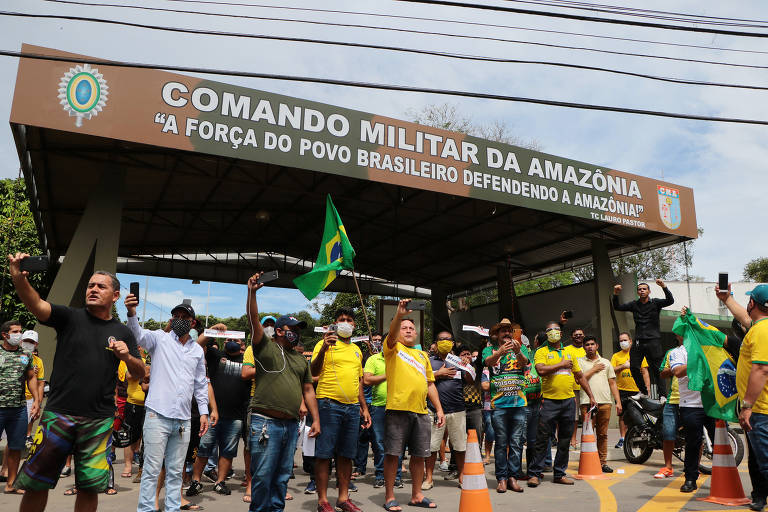 Manifestantes pedem intervenção Militar, a volta do AI-5, abertura do comércio e a saída do governador do Amazonas, Wilsom Lima (PSC), em frente ao Comando Militar da Amazônia (CMA), na manhã deste domingo (19/4), em Manaus (AM)