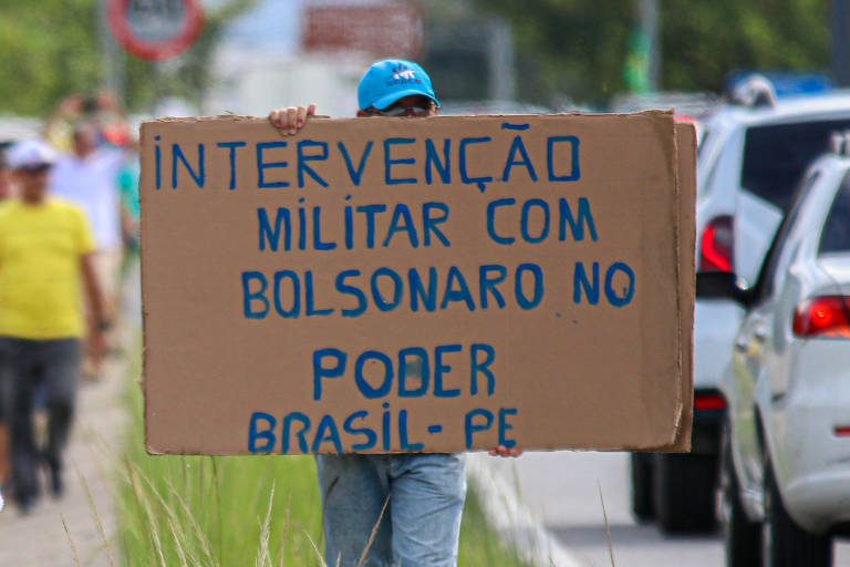 Apoiadores do presidente Jair Bolsonaro pedem intervenção Militar, a volta do AI-5 e abertura do comércio, em frente ao Comando Militar do Nordeste (CMNE), na tarde deste domingo (19/4), em Recife (PE)