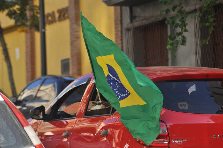 Carreata pelo fim da quarentena e reabertura do comércio em Porto Alegre (RS), neste domingo (19/4)