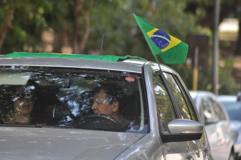 Carreata pelo fim da quarentena e reabertura do comércio em Porto Alegre (RS), neste domingo (19/4)