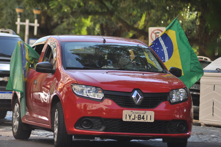 Carreata pelo fim da quarentena e reabertura do comércio em Porto Alegre (RS), neste domingo (19/4)