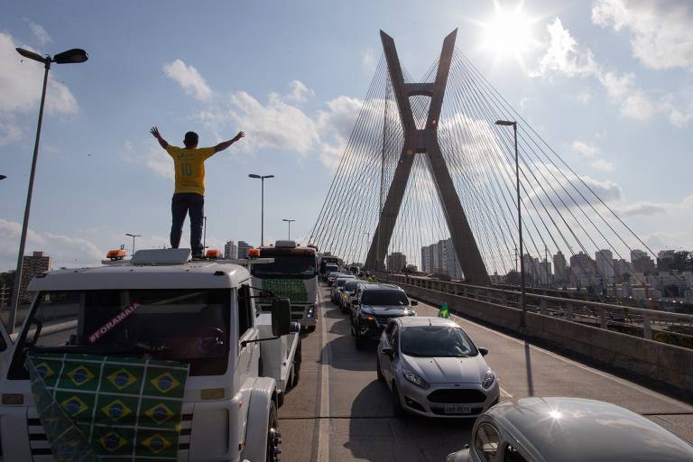 Carreta contra o governador João Doria e a favor do presidente Jair Bolsonaro, em São Paulo