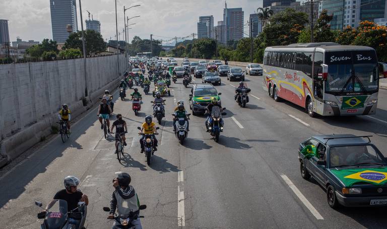 Carreta contra o governador João Doria e a favor do presidente Jair Bolsonaro, em São Paulo, durante trajeto pela Marginal Pinheiros, sentido zona sul da cidade