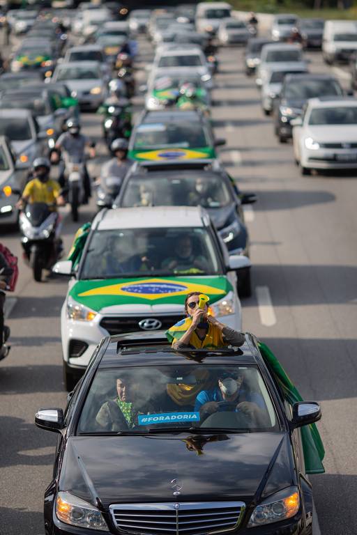 Carreta contra o governador João Doria e a favor do presidente Jair Bolsonaro, em São Paulo, durante trajeto pela Marginal Pinheiros, sentido zona sul da cidade