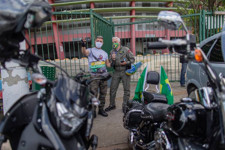Concentração da carreta contra o governador João Doria (PSDB) e a favor do presidente Jair Bolsonaro, em frente ao ginásio do Ibirapuera, em São Paulo
