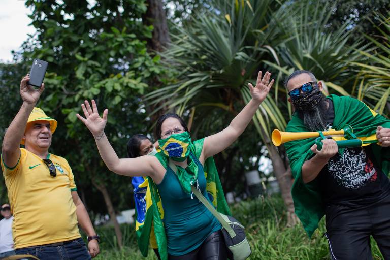 Carreata em São Paulo pede fim do isolamento social