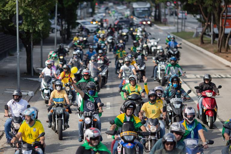 Carreta contra o governador João Doria (PSDB) e a favor do presidente Jair Bolsonaro passa pela avenida Rebouças, na zona oeste de São Paulo