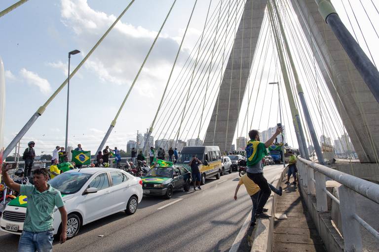 Carreta contra o governador João Doria (PSDB) e a favor do presidente Jair Bolsonaro passa pela ponte Octavio Frias de Oliveira, na zona sul de São Paulo
