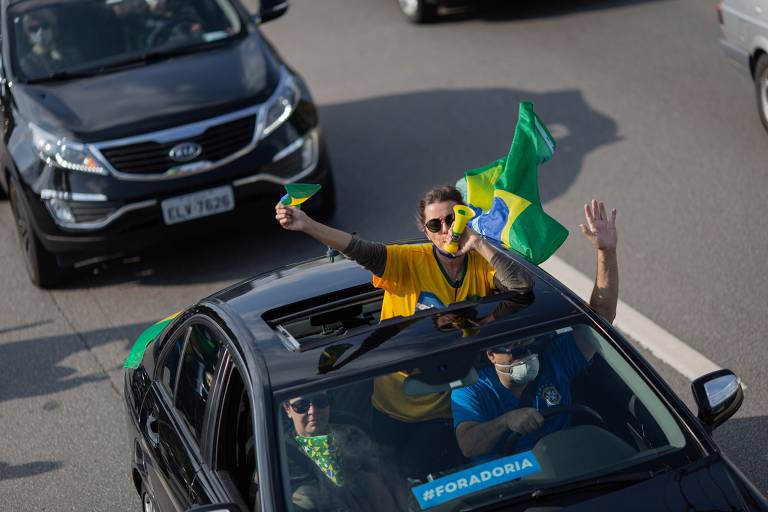 Carreta contra o governador João Doria (PSDB) e a favor do presidente Jair Bolsonaro passa pela marginal Pinheiros, em São Paulo