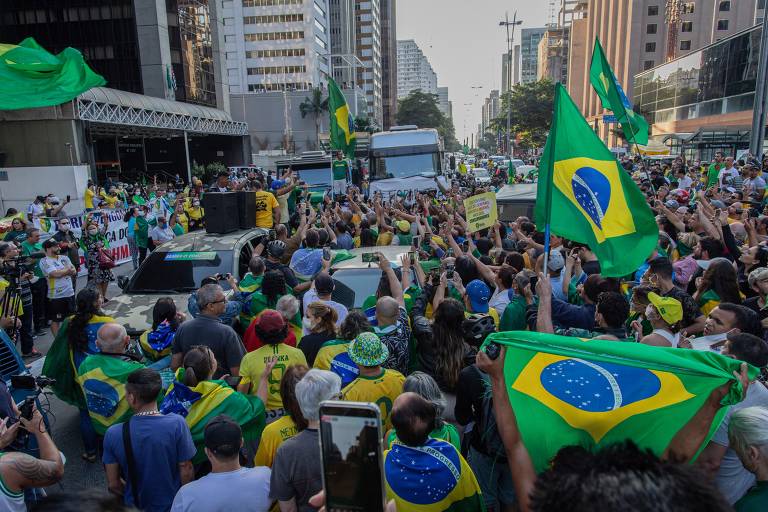 Carreta contra o governador João Doria (PSDB) e a favor do presidente Jair Bolsonaro para na avenida Paulista, em São Paulo