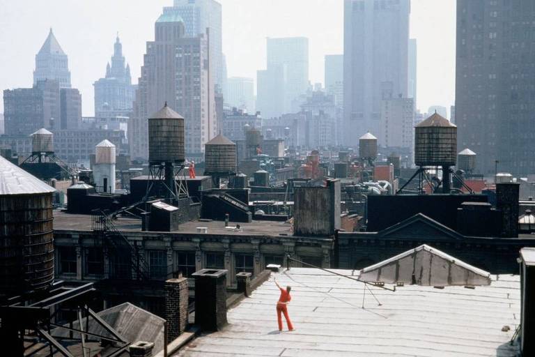 Performance de "Roof Piece" nos anos 1970, realizada nos telhados do SoHo