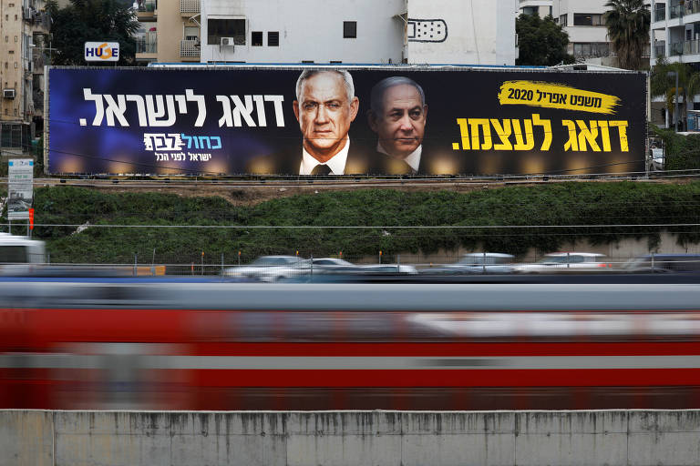 Anúncios eleitorais de Benny Gantz (esq.) e Binyamin Netanyahu (dir.) nas ruas de Tel Aviv, em Israel