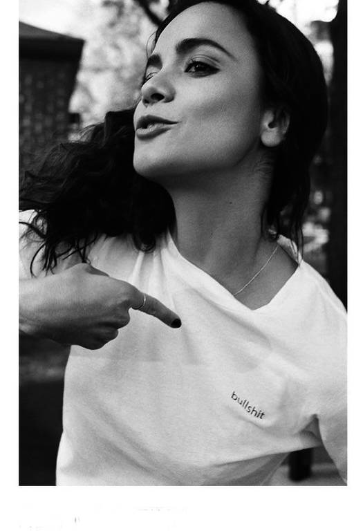 Alice Braga em campanha de marca slow fashion de jeans