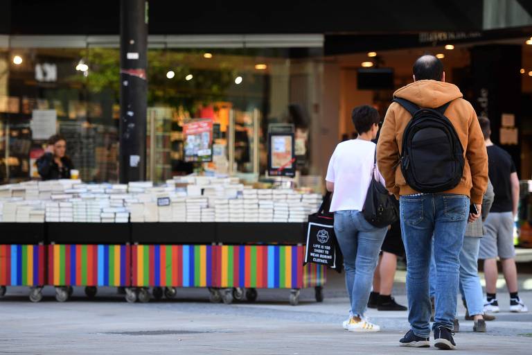 Alemães mantêm distanciamento social enquanto fazem fila para entrar em livraria na cidade de Dortmund; país começou a reabrir parcialmente o comércio nesta segunda (20)