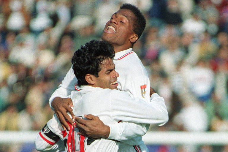 Ronaldão abraça Raí após conquista do Mundial de 1992 sobre o Barcelona