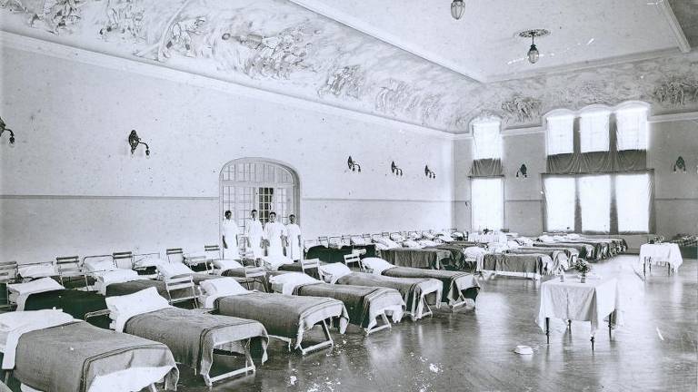 Leitos instalados no Club Athletico Paulistano durante a epidemia da gripe espanhola, em 1918