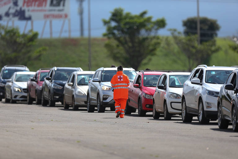Governo do DF começou a fazer exames em massa nesta terça; 100 mil serão testados