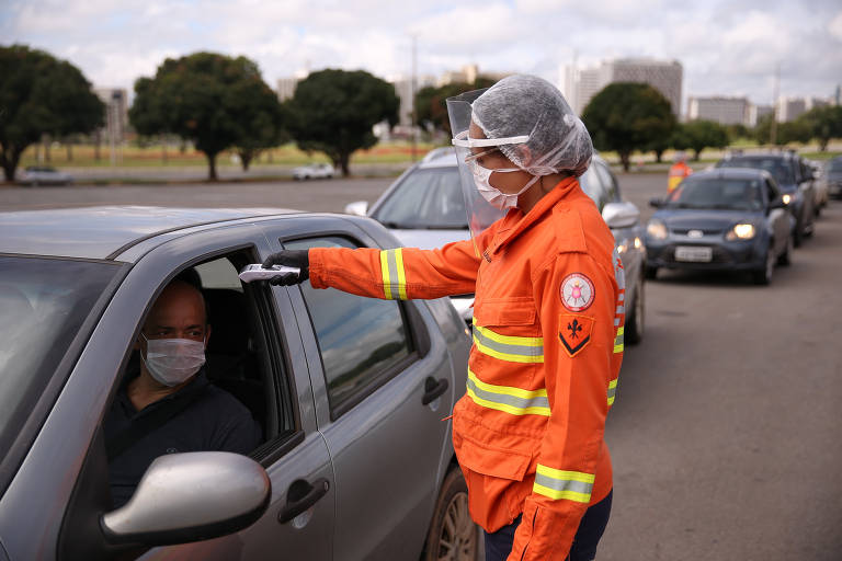 Governo do DF começou a fazer exames em massa nesta terça; 100 mil serão testados