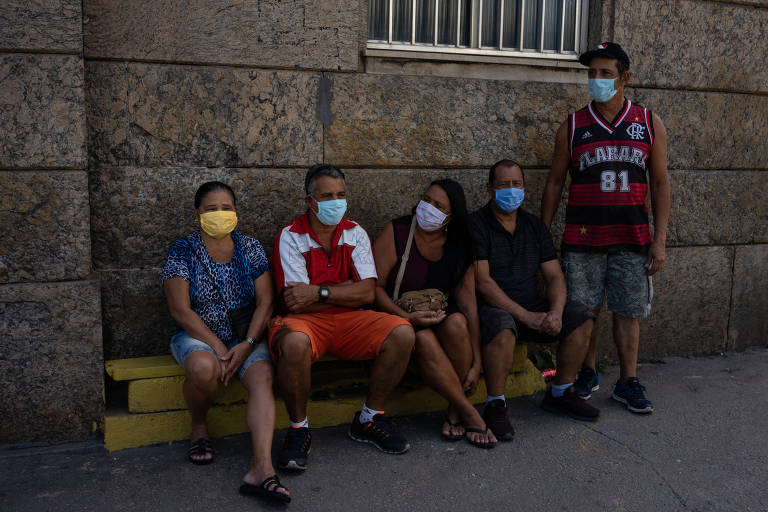 Parentes e amigos de falecidos no cemitério do Caju, na zona norte do Rio de Janeiro