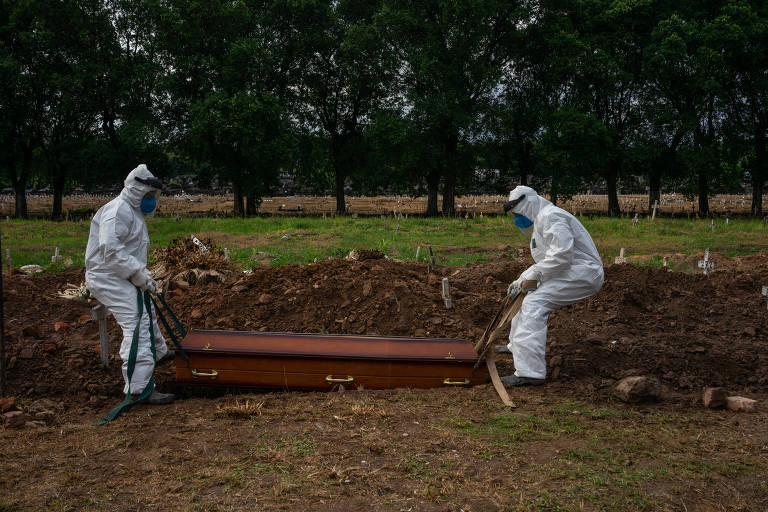 Mortos com coronavírus são sepultados em cemitério do Rio