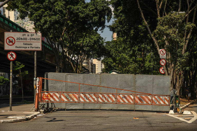 Um dos acessos ao elevado Presidente João Goulart interditado fechado