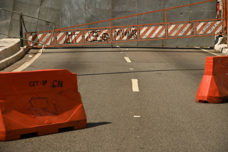 Tapumes impedem a entrada de pedestres, ciclistas e carros no elevado João Goulart, no centro de SP