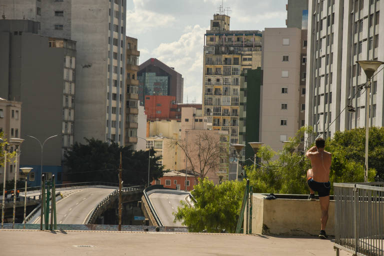 Vista do Minhocão vazio na tarde desta terça-feira (21)